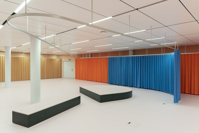 In der Aula muss sich das Auge erst an die wilden Farbkombination gewöhnen.