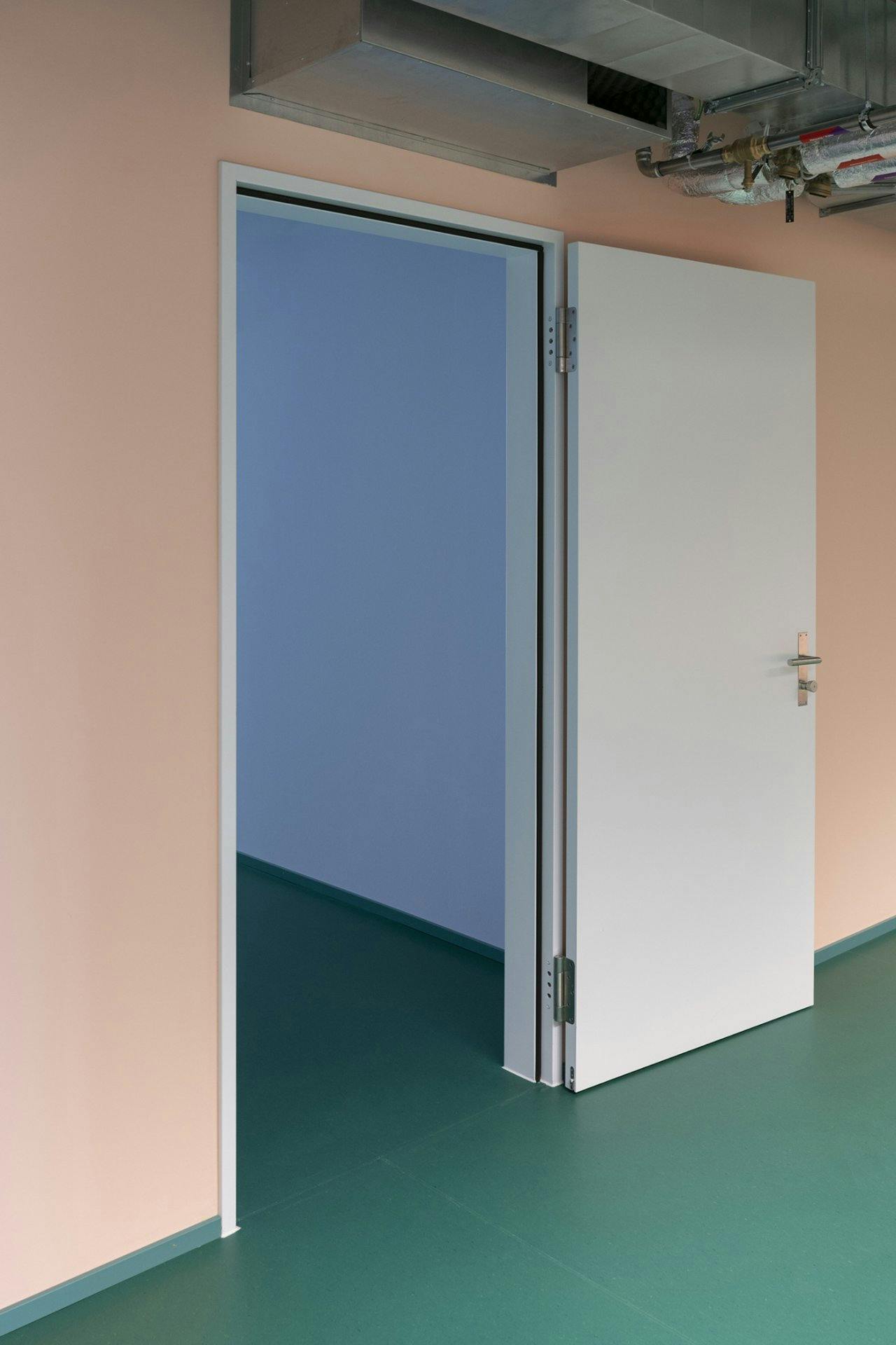 Das blaue Schulzimmer wirkt beruhigend.