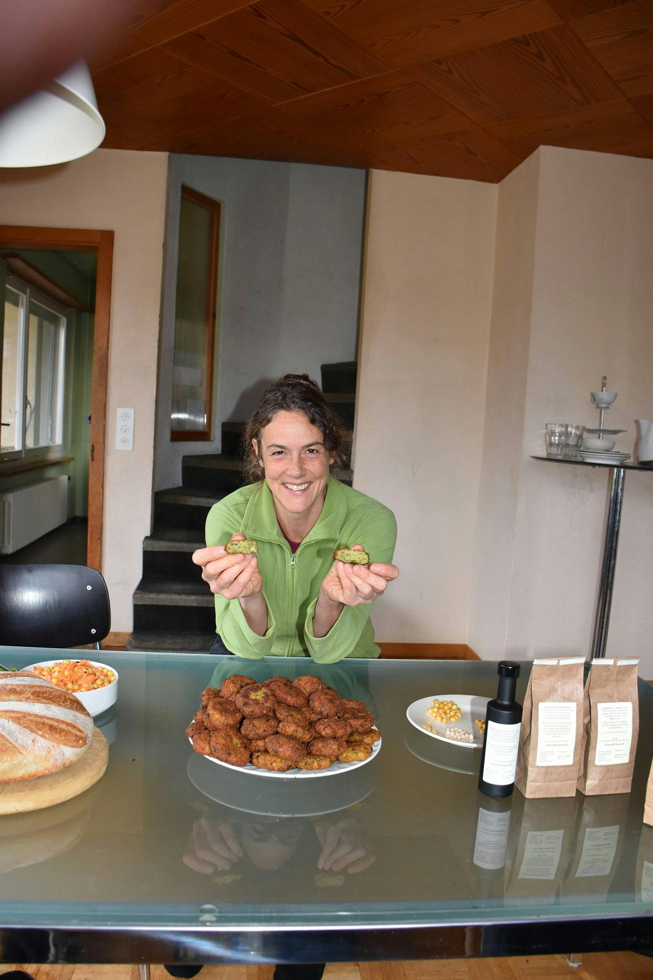 Biobäuerin Ursina Steiner hat Falafel gemacht ― aus Gelberbsenmehl.