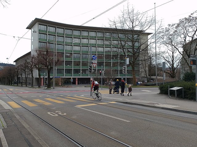 Qualitätvolle Architektur zeigt sich nicht immer auf den ersten Blick. Die ehemalige Oberzolldirektion im Monbijou der Architekt*innen Hans und Gret Reinhard und Werner Stücheli.