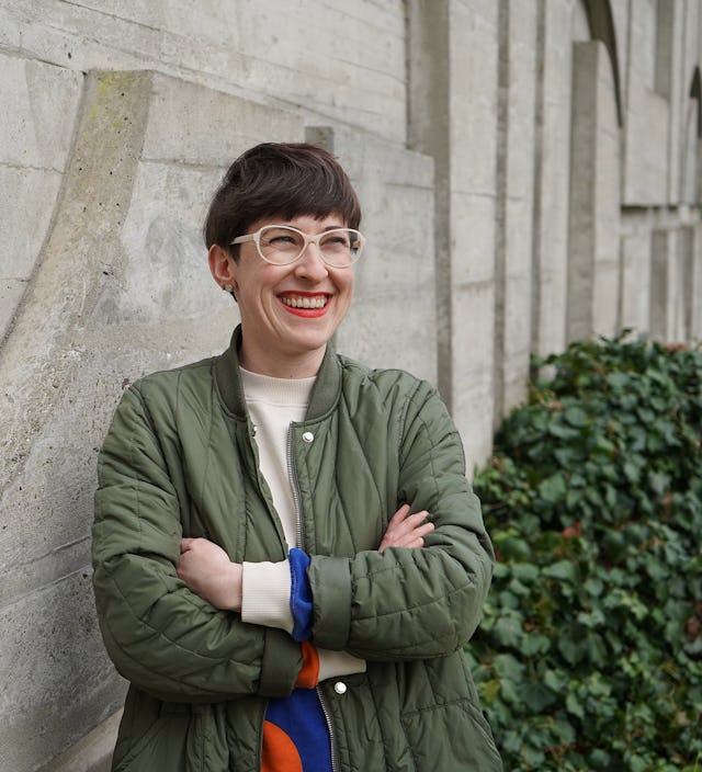Laura Hindelang hat ein Auge für architektonische Details. Hier vor dem Betonrelief des ehemaligen Kino Eiger in Bern.