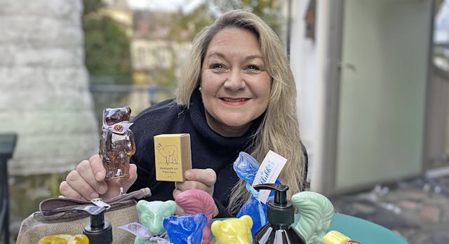 Simone Regli mit einigen ihrer Kreationen, darunter der legendäre Seifenbär.