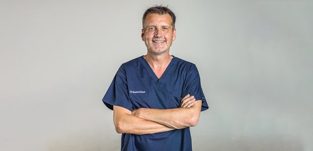 «Für mich ist es wichtig, die Grenzen der Methoden, die ich anwende, zu respektieren»: Schönheitsarzt Sascha Dunst.