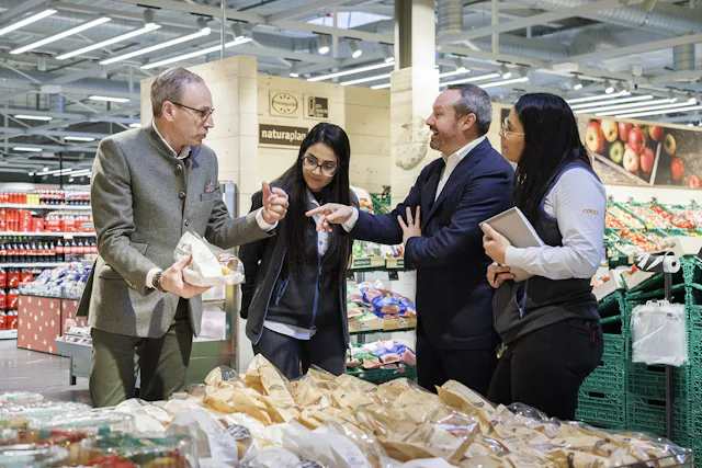 Einen Tag pro Woche nimmt sich Coop-CEO Philipp Wyss (links) Zeit, um sich mit den Mitarbeitenden in den Filialen auszutauschen.