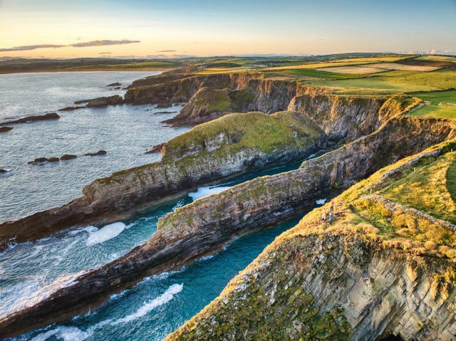 La péninsule de Beara fait partie du Wild Atlantic Way qui s’étend sur 2500 kilomètres, de Malin Head au nord à Kinsale dans le sud.