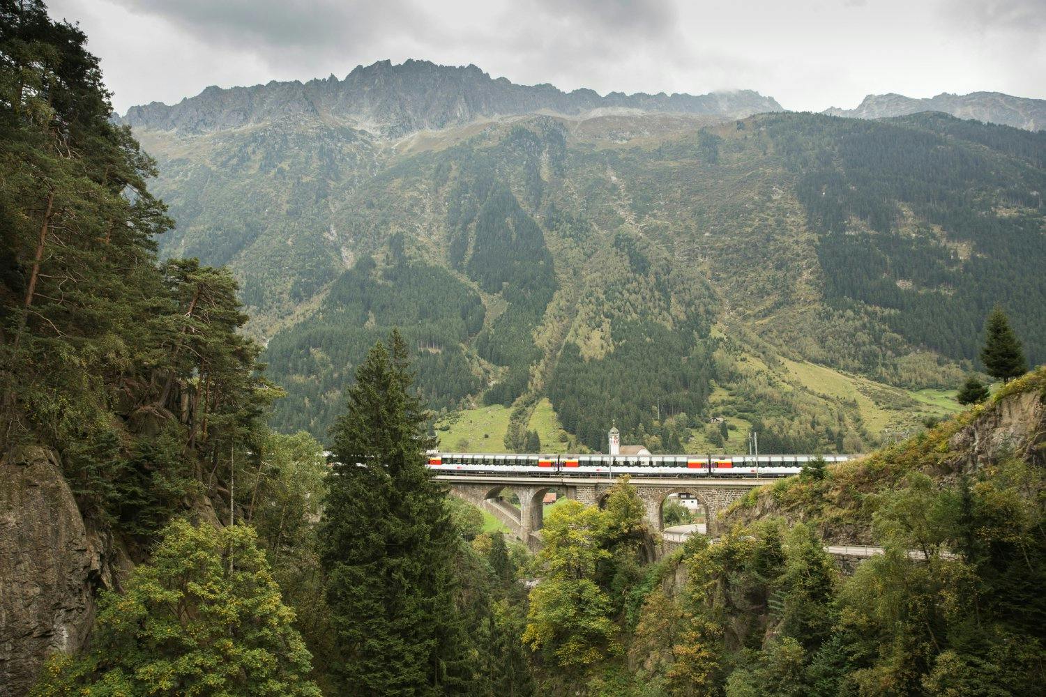 Il meraviglioso panorama lungo l’imponente massiccio del San Gottardo.