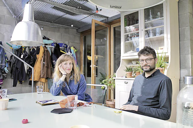 Ein Lieblingsort der Familie: Martina Zimmermann und Matthias Pauwels im hellen Eingangsbereich.
