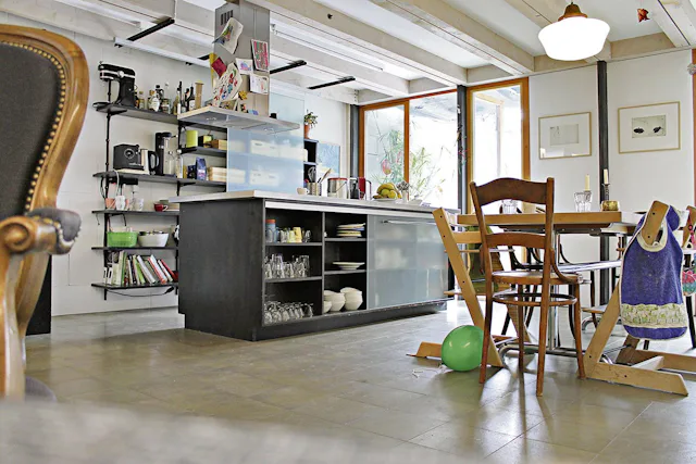 Die offene Küche mit den weiss gestrichenen Holzbalken an der Decke ist ­heimelig und modern zugleich.