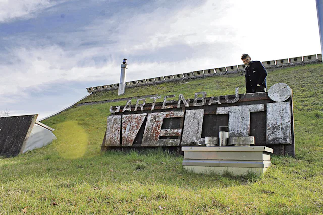 Vom Dach kann man in die Wohnung herunterblicken. Die alte Werbeschrift aus Eisen ist ein Fundstück und stammt vom ehemaligen Gartenbauer gegenüber.