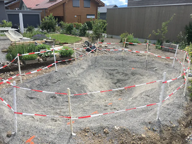 Bevor ein Teich realisiert wird, gilt es die örtliche Bauordnung zu konsultieren.