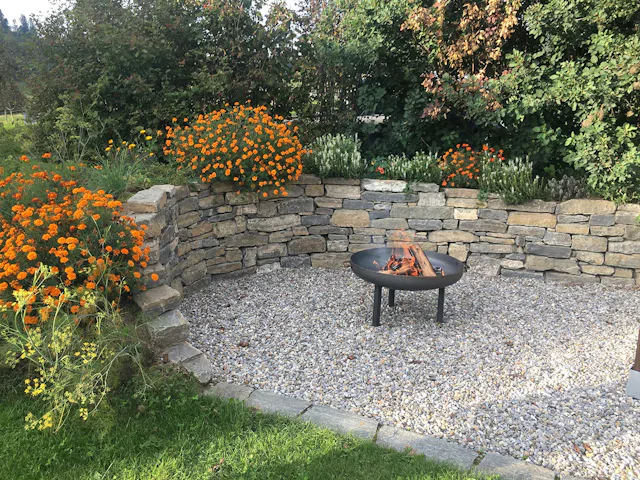 Für eine Natursteinmauer, die höher als 1,5 Meter ist, kann eine Bewilligung nötig sein.