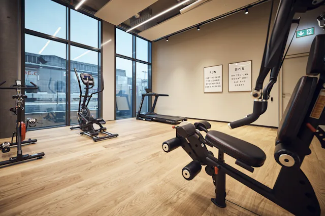 Salle de fitness Westhive à Genève: les pauses sportives pendant le travail réduisent le stress.