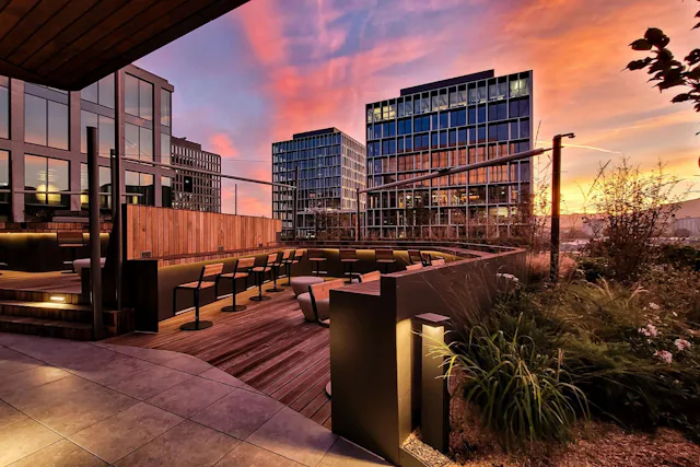 La terrasse est l'endroit idéal pour prendre un verre après le travail.