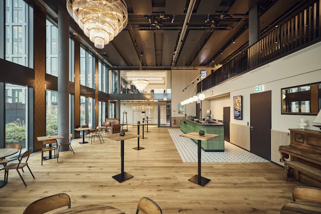 Les magnifiques espaces de conférence de Westhive sont parfaits pour organiser des événements incroyables avec les employés ou les clients.