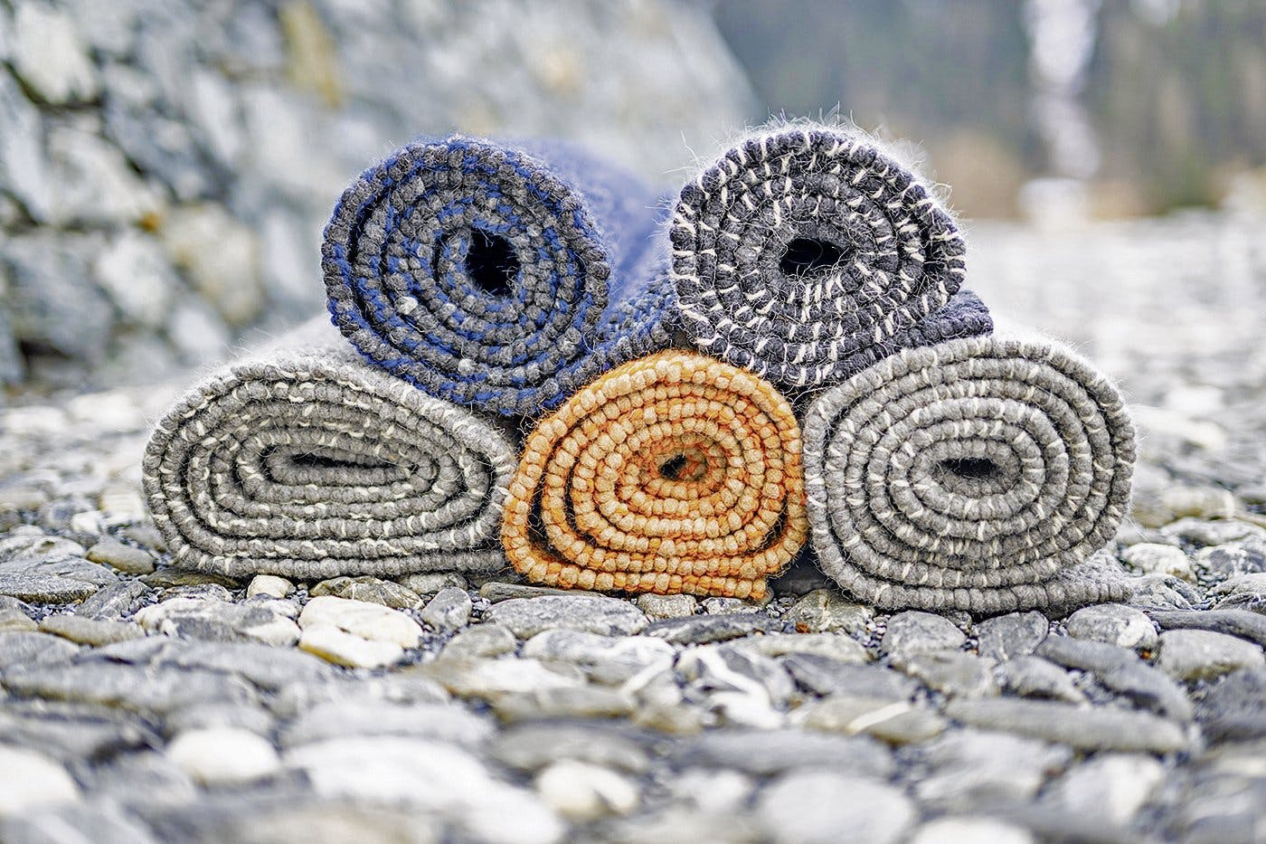 Für den mit einem Designpreis ausgezeichneten Teppich «Sulvadi» von Tessanda verwenden die Weberinnen Wolle aus Deutschland und Ziegenhaar aus Italien...