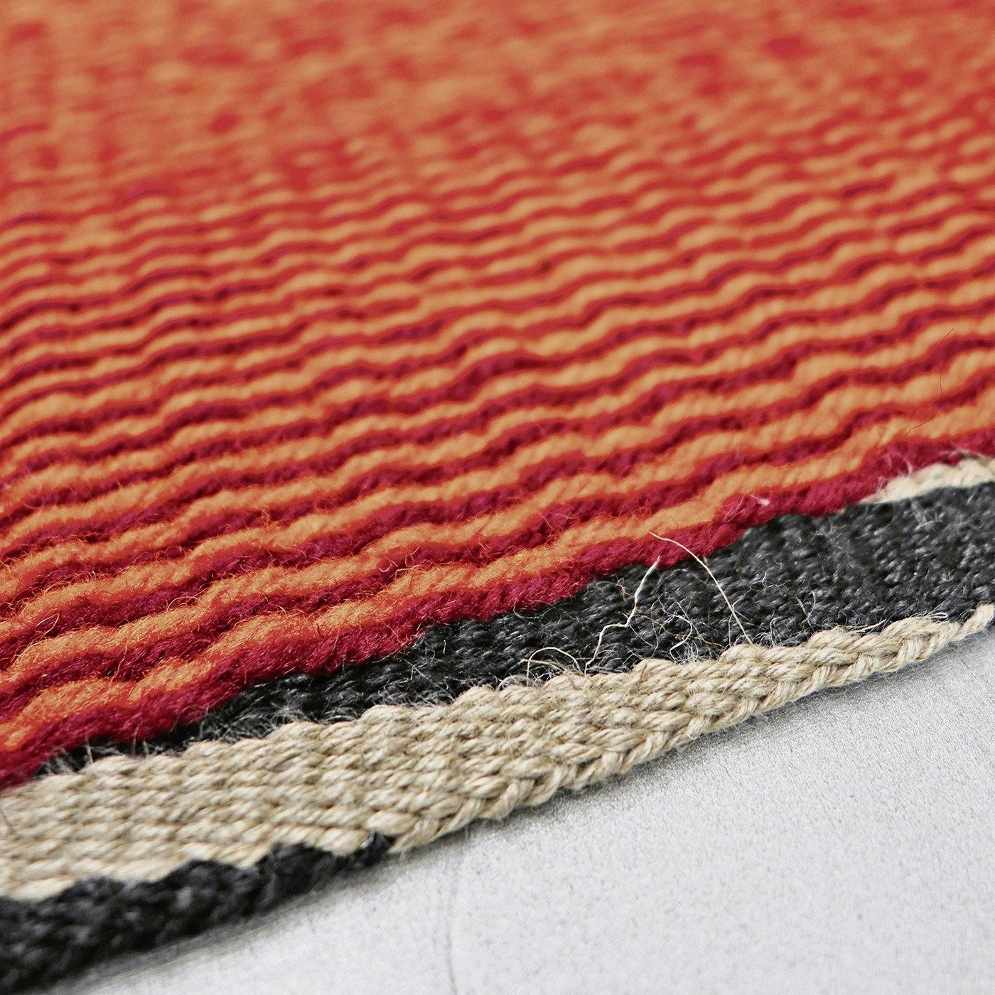 Bei Bürgins Teppich «duo» besteht die Kette aus 100 Prozent Leinen aus der EU. In die Kette wird reine Schweizer Alpenschafwolle aus Biobetrieben verw...