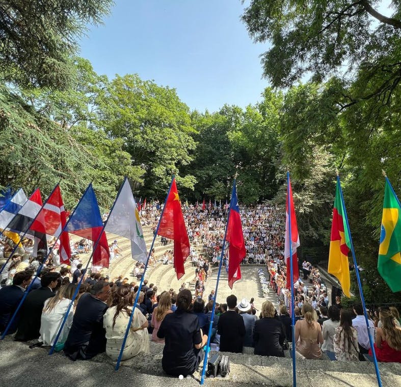 Une remise des diplômes dans le Théâtre grec de nos jours.