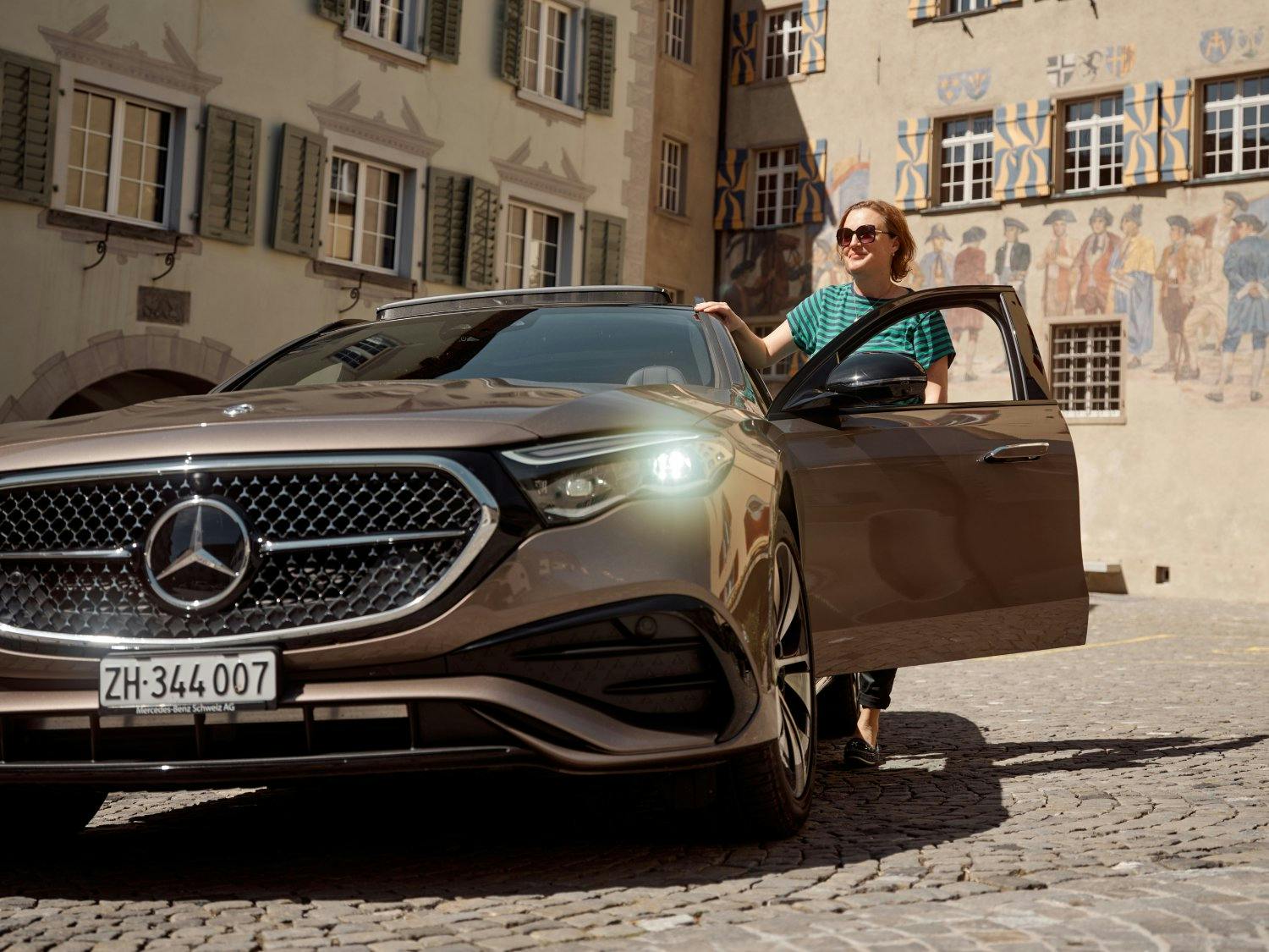 Mit einem familienfreundlichen E-Klasse T-Modell von Mercedes-Benz unternimmt Autorin Evelyne Owa einen Wochenendtrip ins Tessin. Erster Halt: Maienfe...