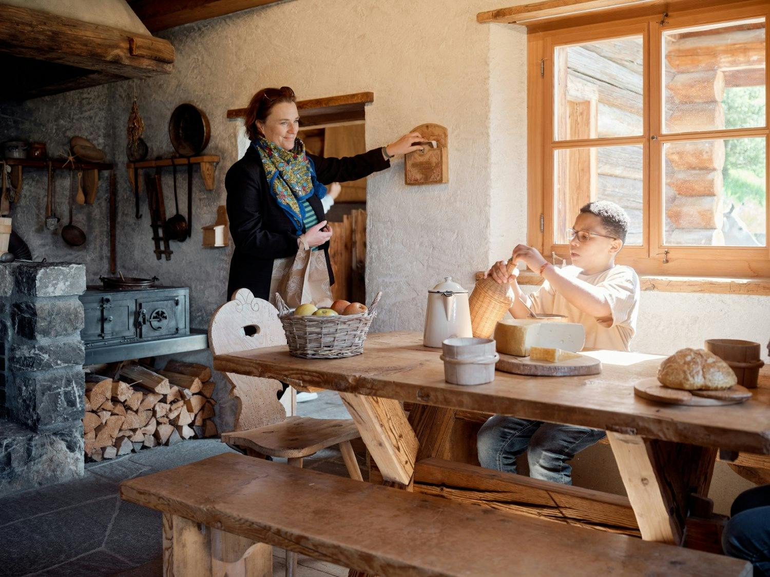 Wie anno dazumal: Im Heididorf in Maienfeld erfahren die Kinder hautnah, wie die Menschen zu früheren Zeiten in den Bergen lebten.