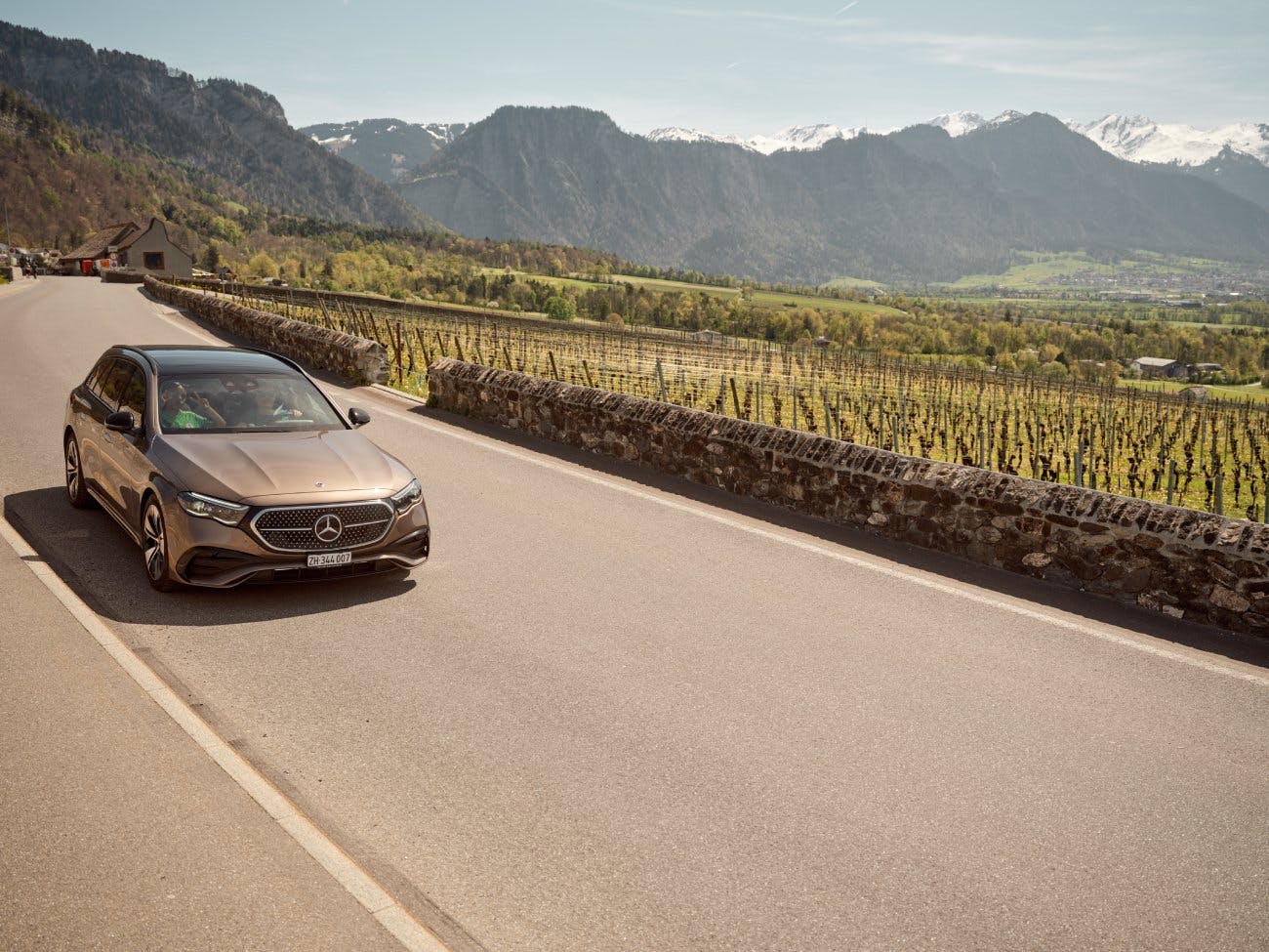Die Familie folgt in Maienfeld dem Wegweiser «Grand Tour of Switzerland» – und geniesst das entspannte Fahrgefühl.