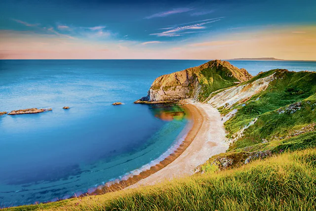 Durdle Door Beach, England: An der Jurassic Coast in Dorset gelegen, beeindruckt dieser Strand durch den natürlichen Felsenbogen, der sich majestätisch über dem Meer erhebt.