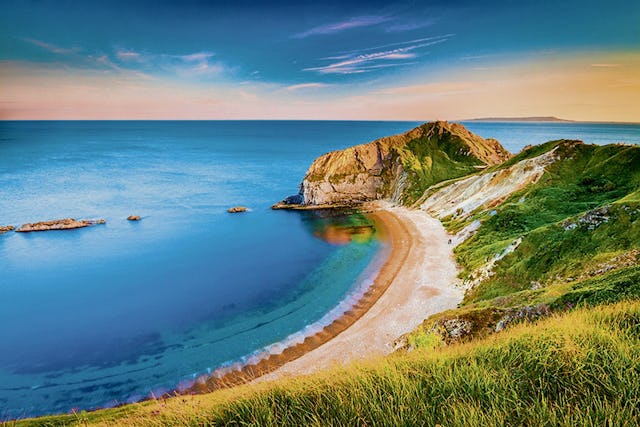 Durdle Door Beach, England: An der Jurassic Coast in Dorset gelegen, beeindruckt dieser Strand durch den natürlichen Felsenbogen, der sich majestätisch über dem Meer erhebt.