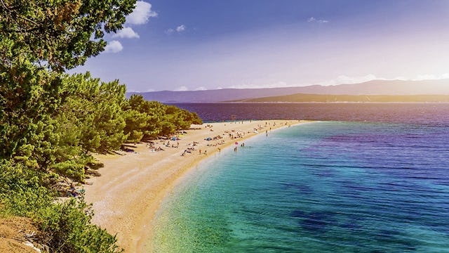 Zlatni Rat, Kroatien: Auch als «Goldenes Horn» bekannt, ist dies einer der bekanntesten 
Strände Kroatiens. Die Form des 
Strandes ändert 
sich je nach Gezeiten und Strömungen.