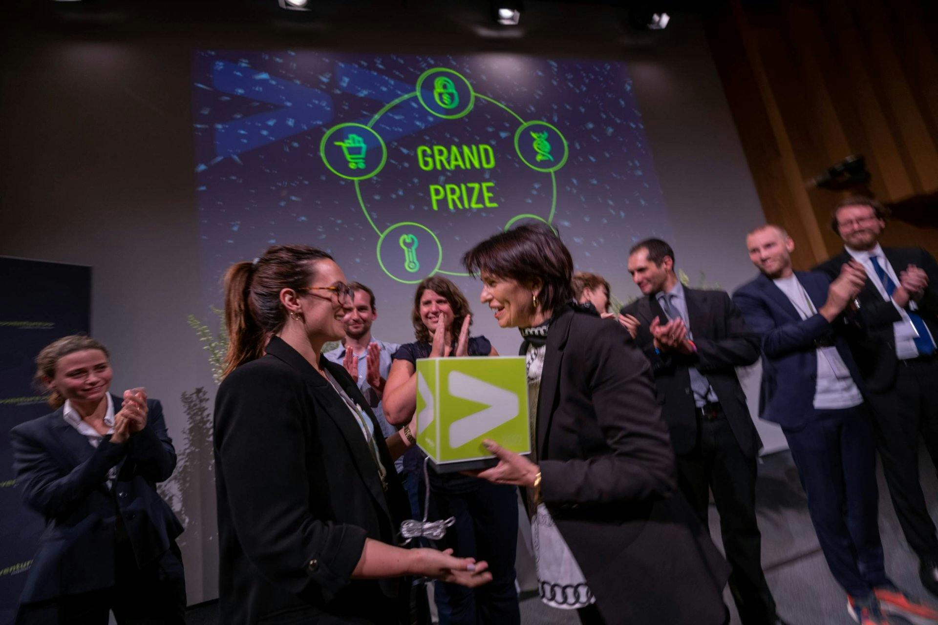 Altbundesrätin Doris Leuthard übergibt den Hauptpreis für das beste Start-up der Schweiz.