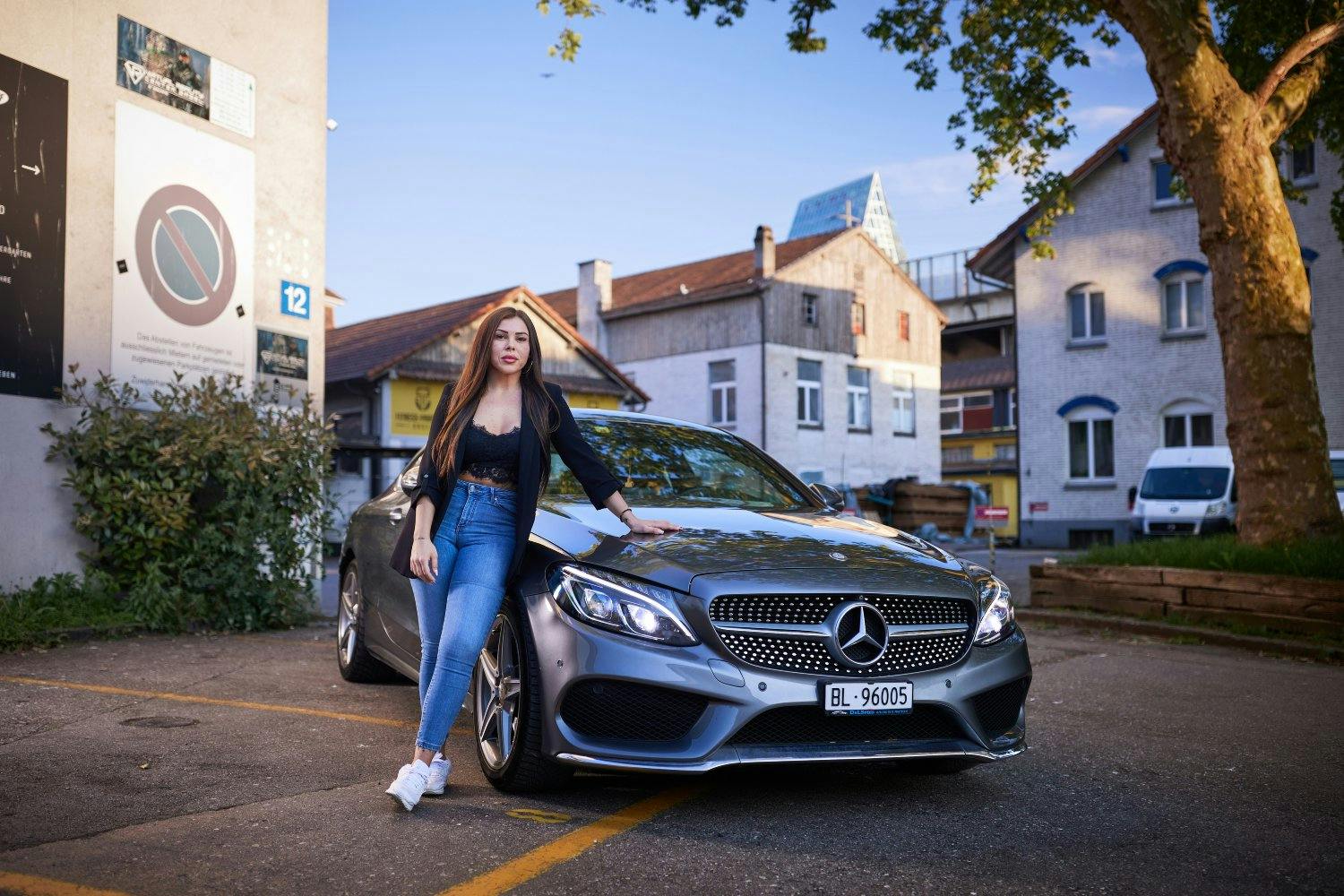 Marija Buzek et son C Coupé se déplacent aux heures les plus variées du jour et de la nuit, mais toujours de manière sportive.