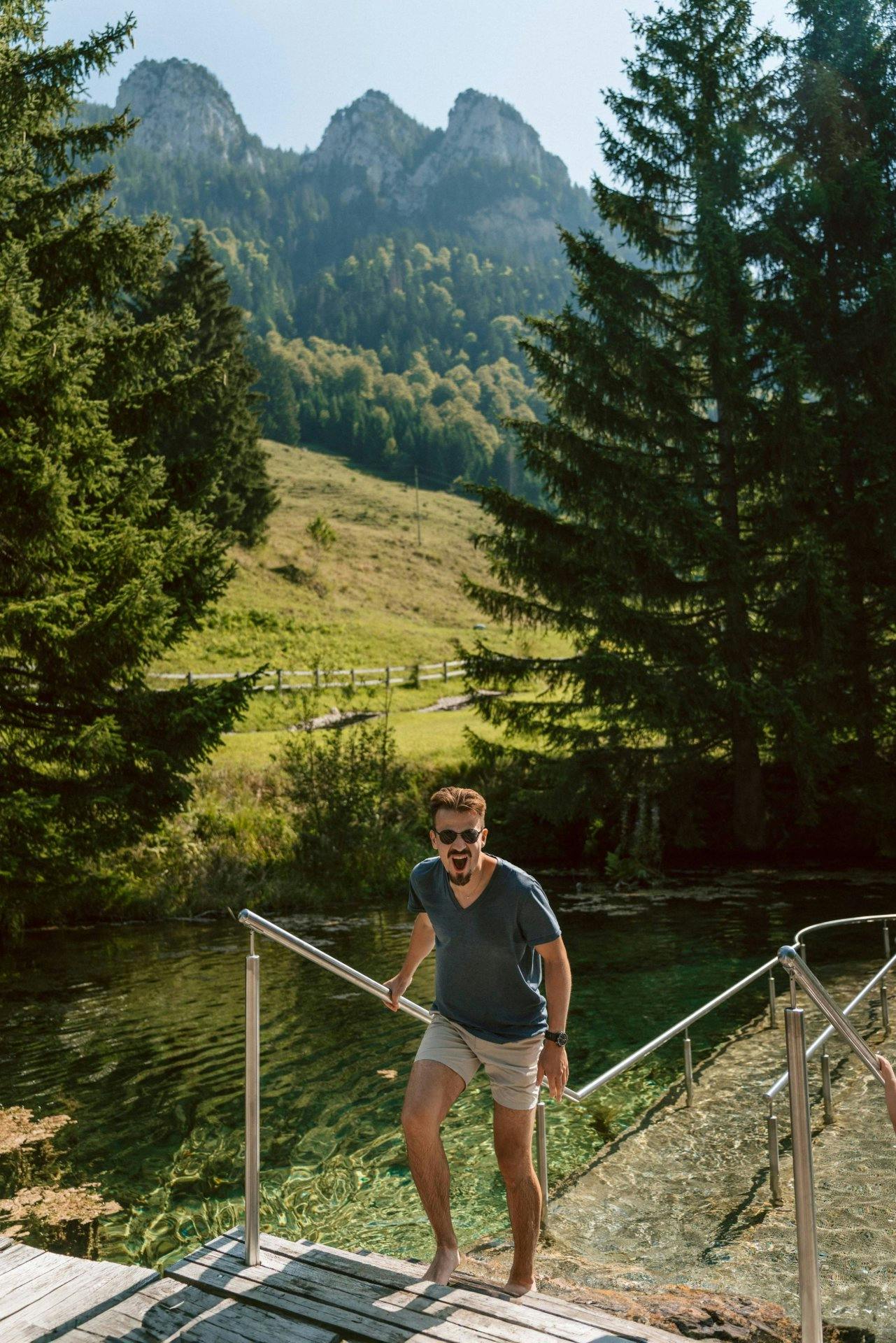 Wer mutig ist, kann nach der Wanderung die Füsse im kalten Bergwasser baden.
