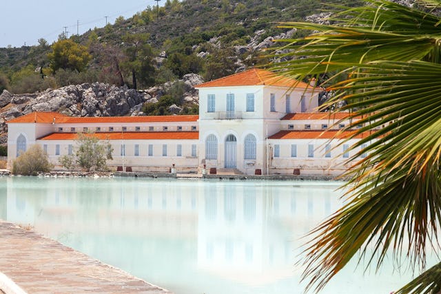 Schwefelwasser-See vor dem ehemaligen Kurhaus auf Methana,