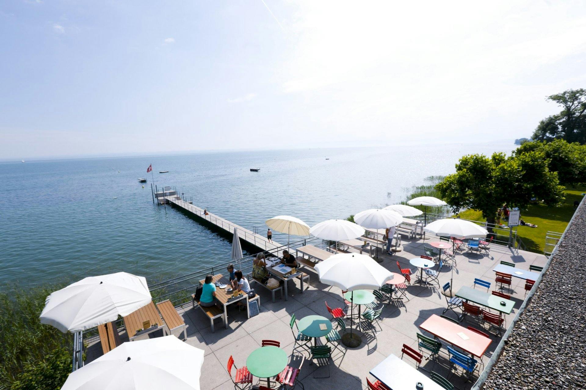 Auch kulinarisch bestens versorgt: Das Strandbad Buchhorn verfügt über ein Restaurant, das dich mit feinen Speisen auf der Terrasse verwöhnt.