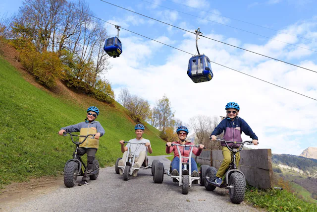 Die Mountaincarts und Trottinetts versprechen Spass für die ganze Familie.