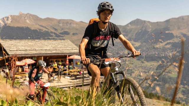 Que ce soit pour passer du temps entre amis ou en famille, découvrir de nouveaux sentiers ou les dernières innovations du vélo électrique, le Verbier E-Bike Festival offre quelque chose pour tout le monde.