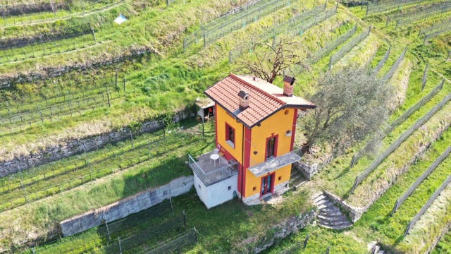 Das Turmhaus Roccolo diente ursprünglich Vogeljägern als Posten. Heute ist es ein Landhaus und kann als Ferienhaus gemietet werden.