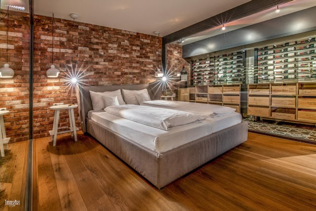 Si vous avez toujours rêvé de dormir dans une cave à vin, vous êtes au bon endroit: à l'hôtel Hirschen, les clients peuvent passer la nuit dans des suites uniques en leur genre.