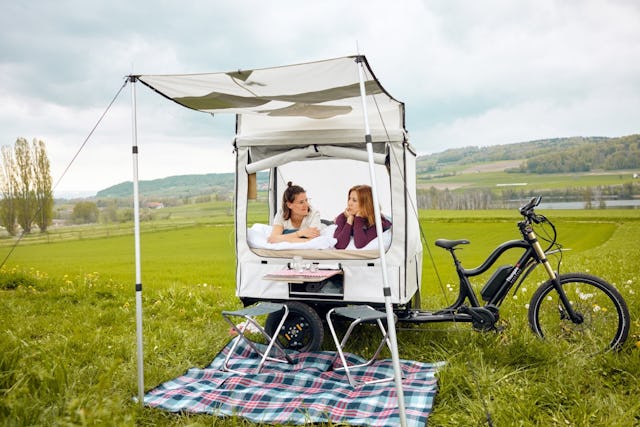 Avis aux amateurs de vélo: ce vélo-camper comprend une tente qui peut être facilement dépliée et utilisée comme couchette après la randonnée à vélo.
