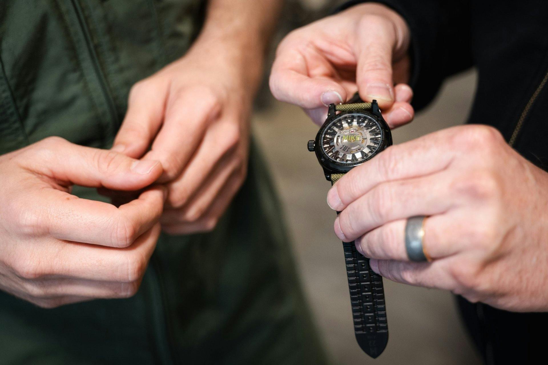 Die Uhren tragen die Namen des jeweiligen Piloten.