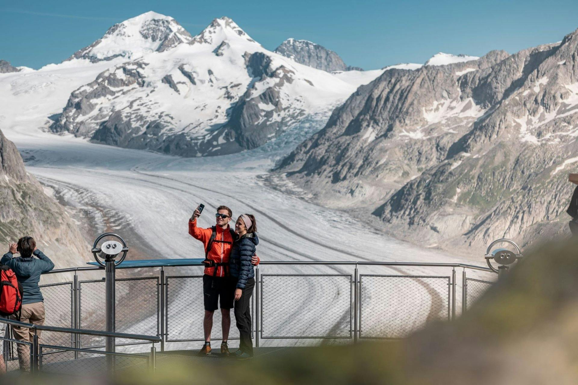 Der Aussichtspunkt Eggishorn bietet eine beeindruckende Sicht auf den Grossen Aletschgletscher und das Alpenpanorama.