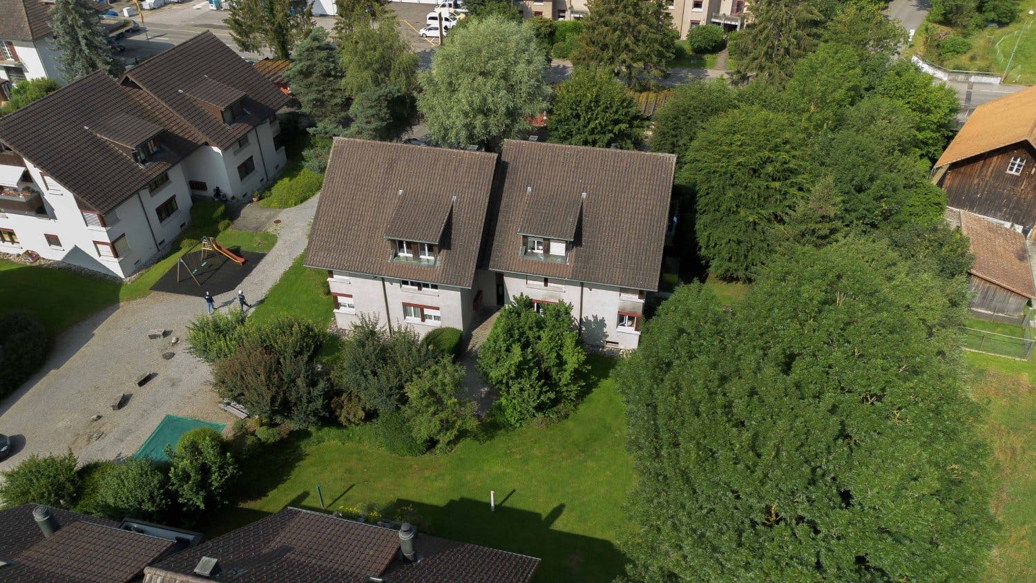 Jusqu’à présent, des chauffages électriques au sol assuraient la chaleur ambiante dans les deux immeubles collectifs de Fraubrunnen. Une pompe à chale...