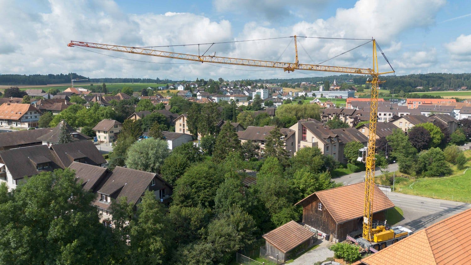 Étant donné que la pompe à chaleur air/eau pèse 880 kilos, elle a été mise en place à l’aide d’une grue mobile.