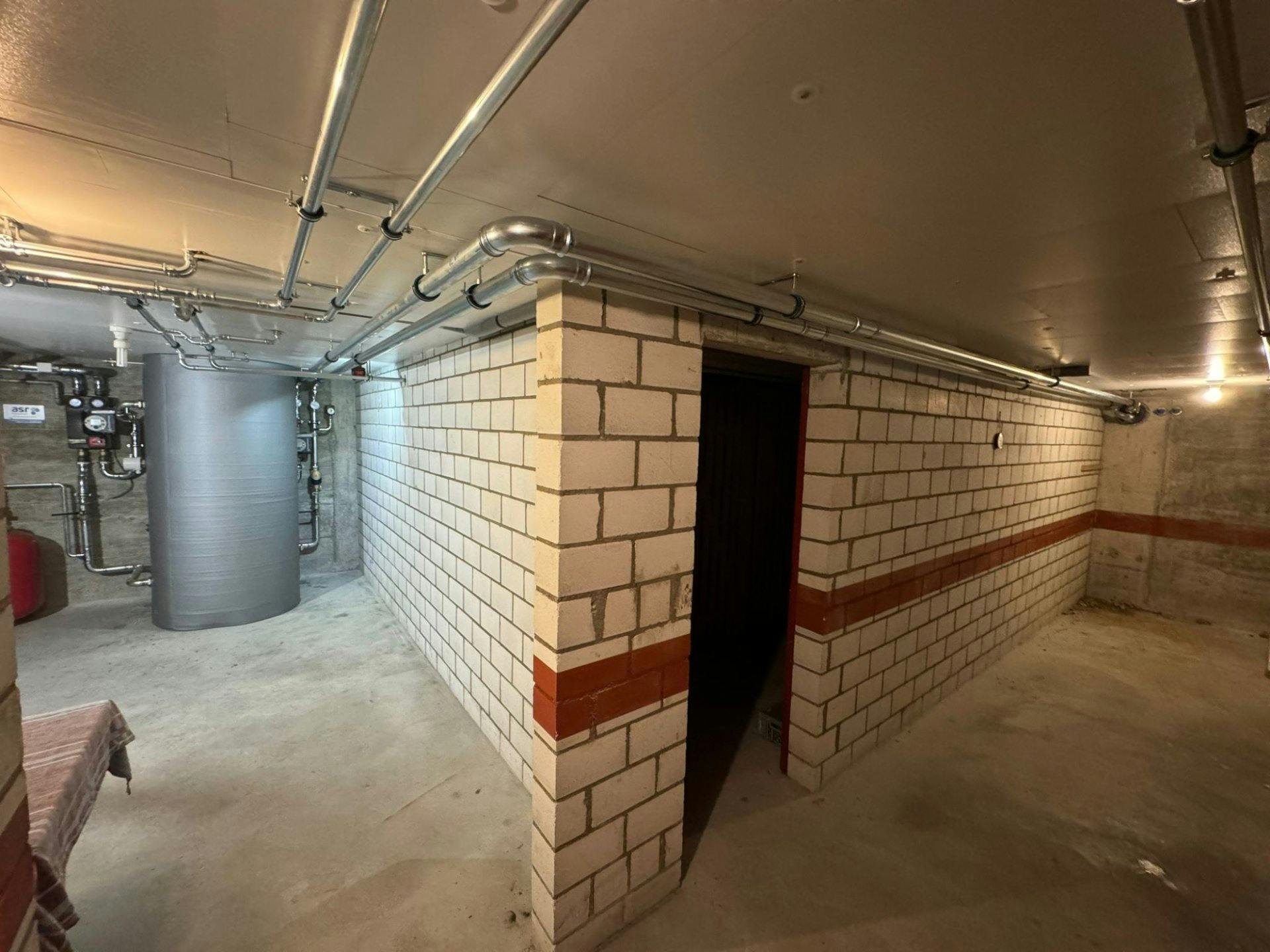 Quelques jours seulement après la livraison de la pompe à chaleur et de l’accumulateur de chaleur, le chauffage est prêt à démarrer.