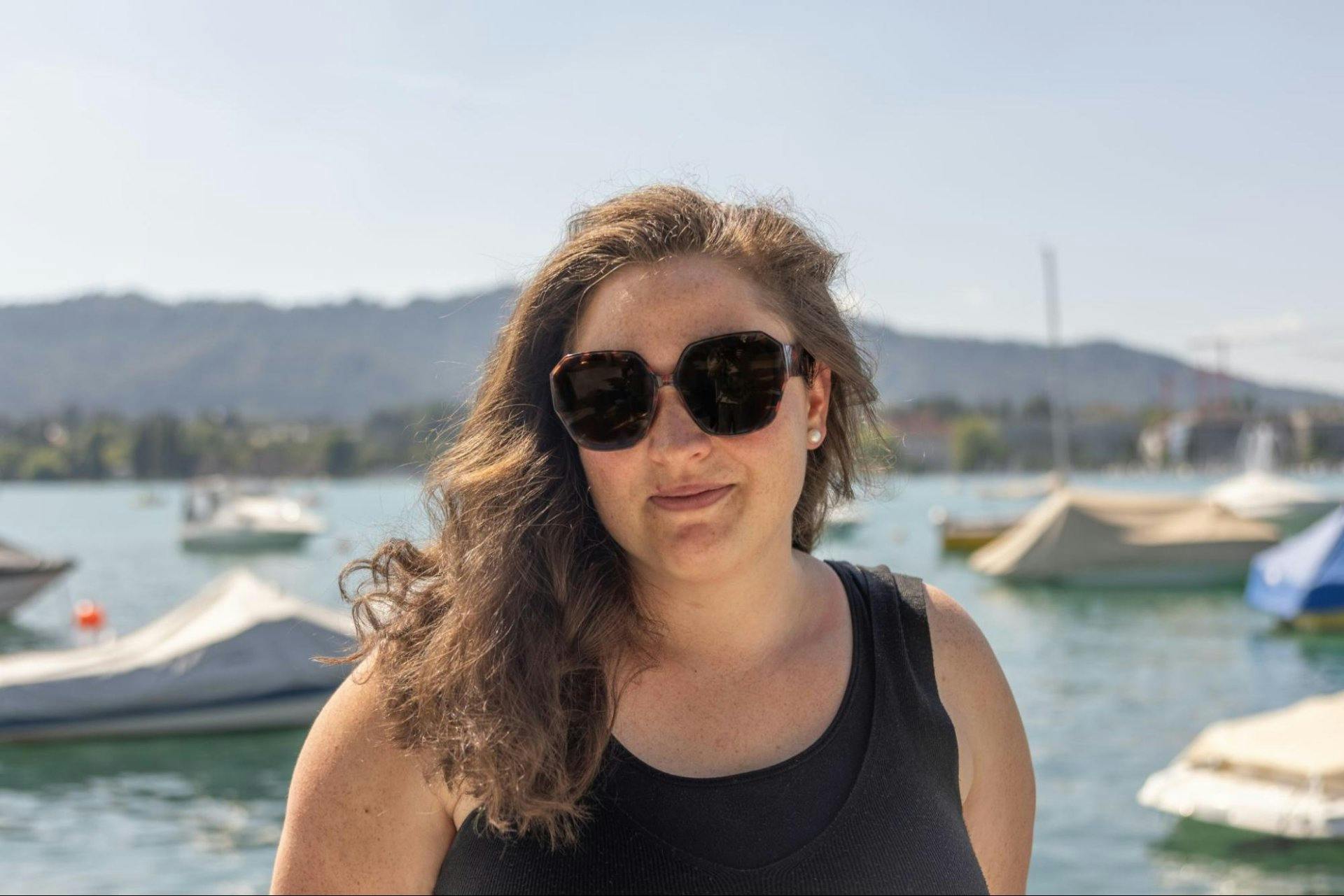 Vivian, 29:  «Das Portemonnaie bleibt wohl ewig. Ich habe Bargeld als Notgroschen dabei, nutze Bibliotheks- und Kundenkarten und zahle meist mit der K...