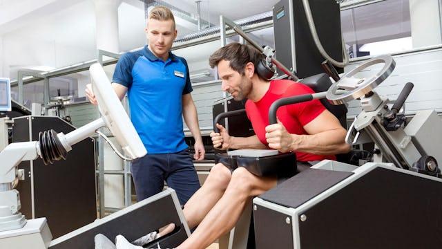 Mit diesem Training gegen Rückenschmerzen: die Kieser-Methode hilft!