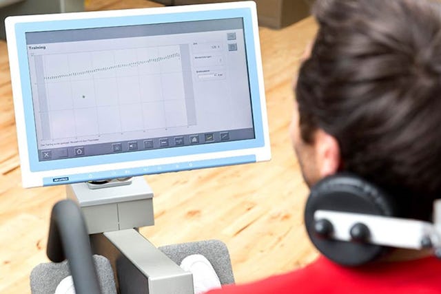 Nach einer medizinischen Trainingsberatung findet zu Beginn des Trainings an der LE und CE eine Rücken- bzw. Nackenanalyse statt: die Basis für einen fundierten, effizienten Trainingsplan.