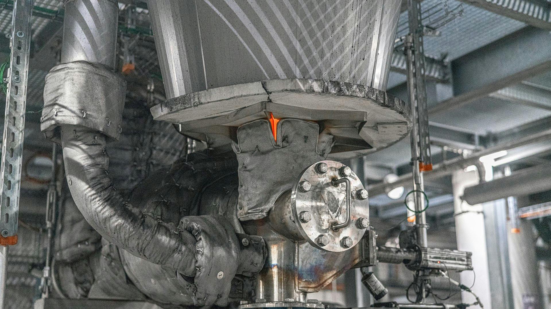 Während der Pyrolyse entweichen flüchtige Gase, und Kohlenstoff wird in die Pflanzenkohle gebunden.