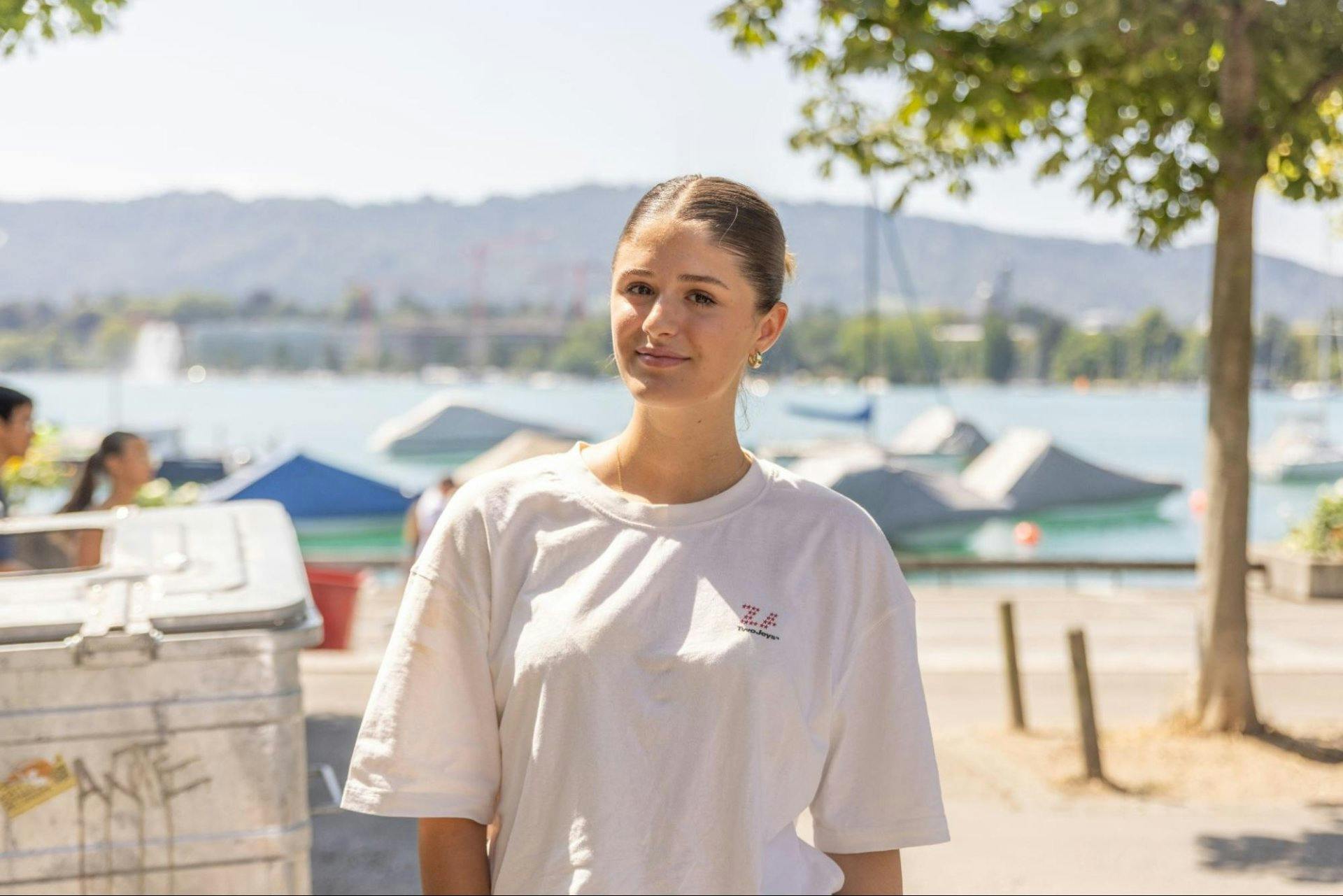 Nadia, 18: «Ich verwalte all meine Kundenkarten digital.»