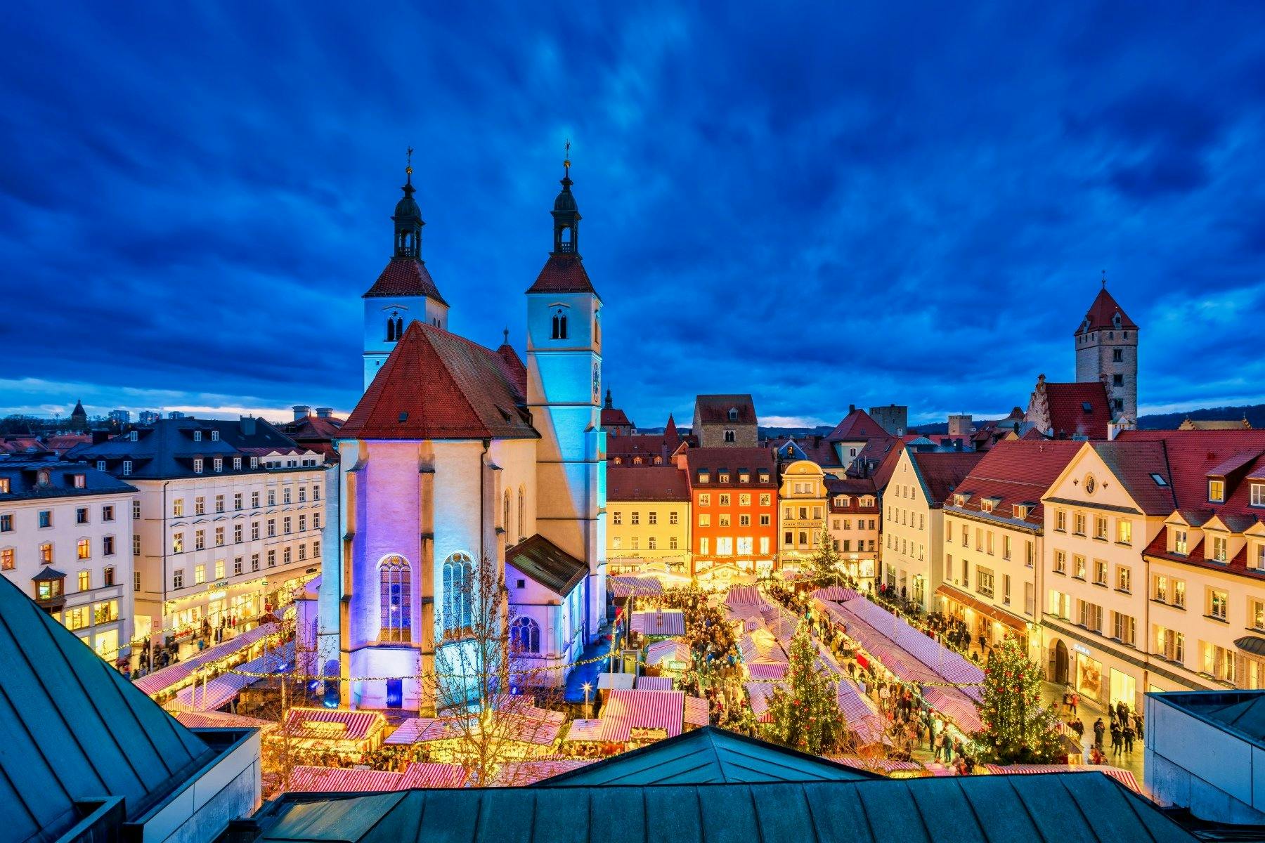 Le marché de Noël sur la place du Marché de Regensburg.
