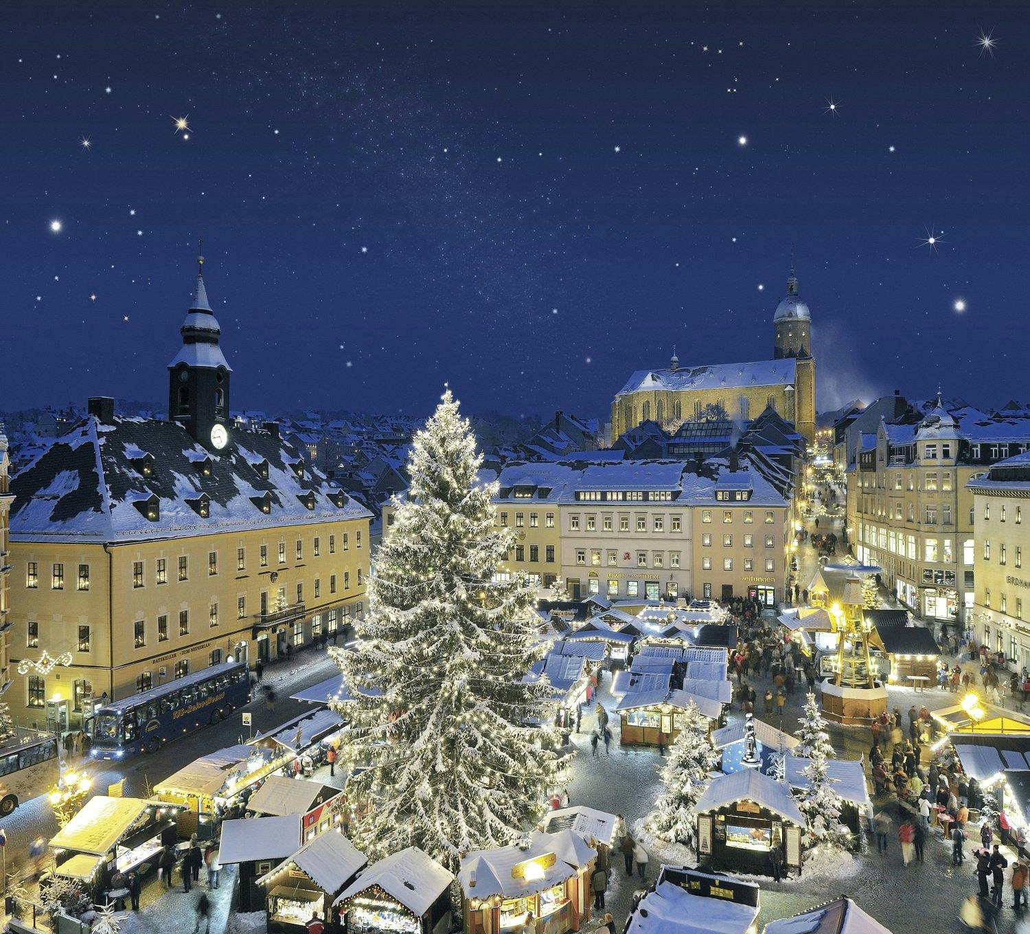 Annaberg-Buchholz Weihnachtsmarkt in der Altstadt im Schnee.