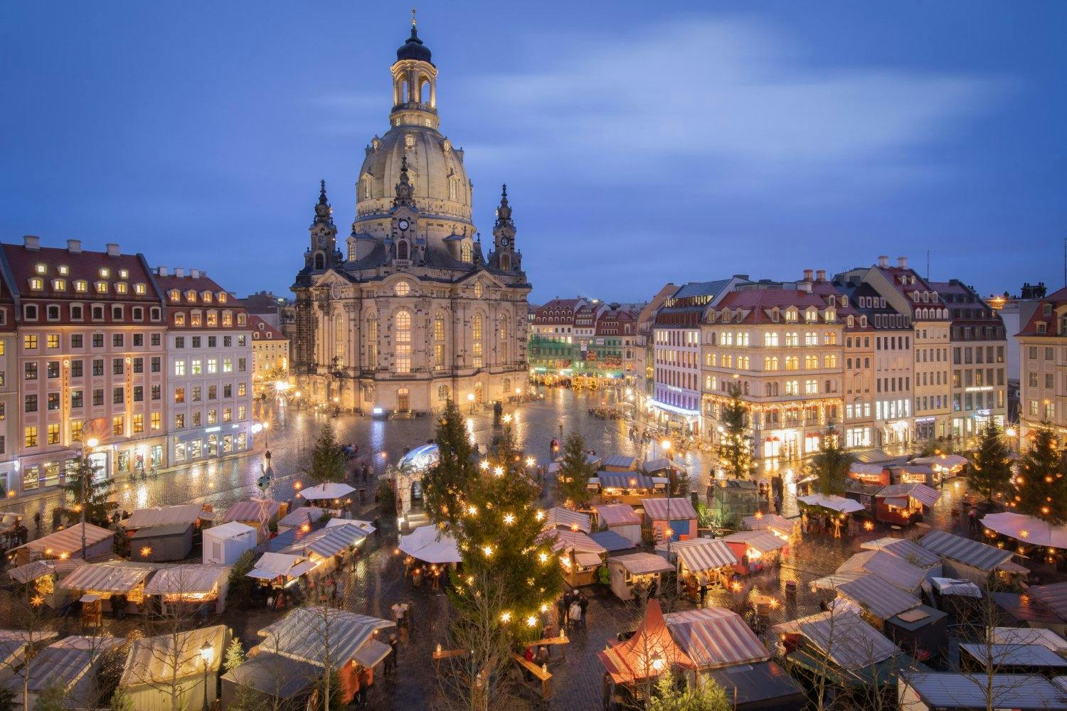 Dresdener Neumarkt zur Vorweihnachtszeit.